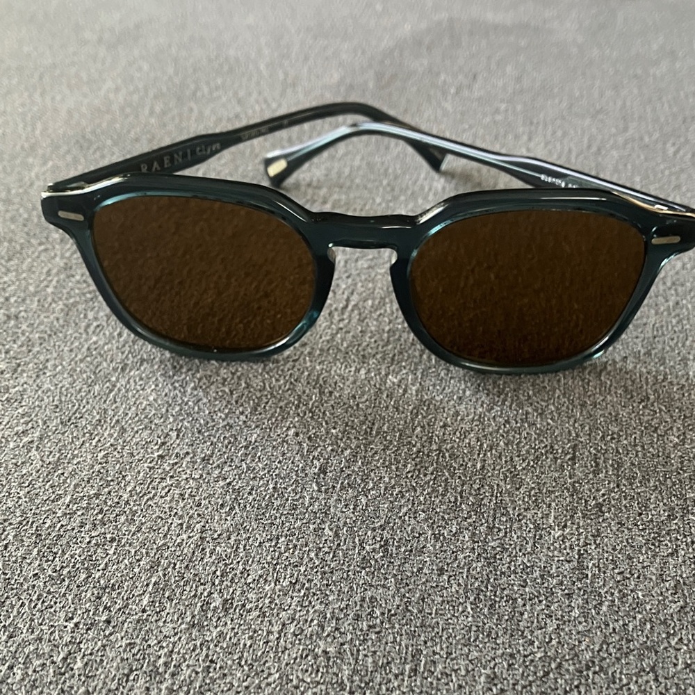 RAEN / CLYVE POLARIZED   
GRAY BLUE 
MINT condition!
Pet and smoke free house.
